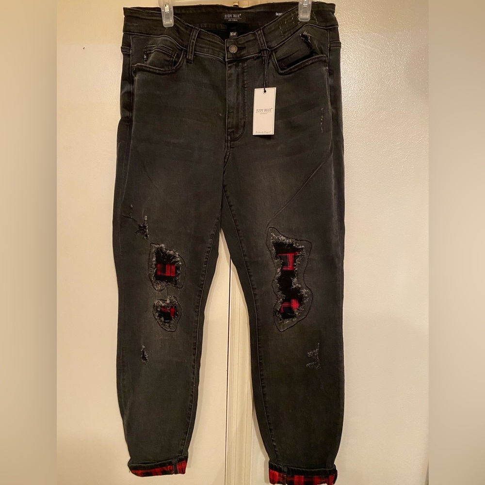 NWT Judy Blue woman’s size 16w black with black and red flannel details.